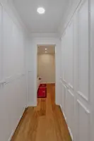 양면 수납장을 갖춘 화이트톤 드레스룸 복도